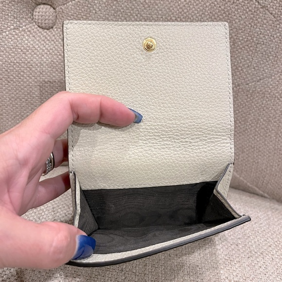 π GUCCI Embossed Logo Trifold Leather Wallet - Picture 10 of 15
